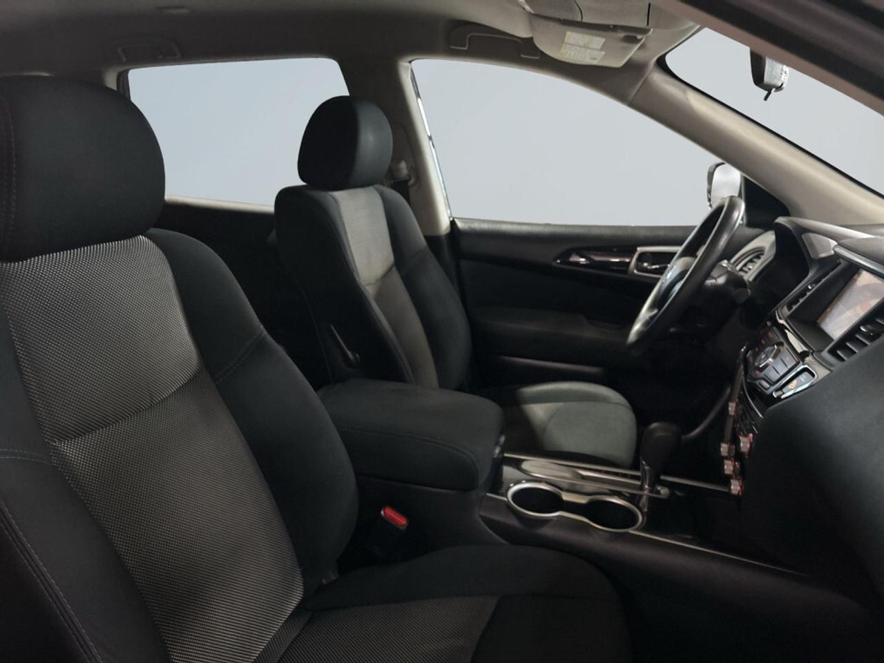 2017 Nissan Pathfinder 7 Seater / Extra Set of Winters / Back-Up Camera / Photo