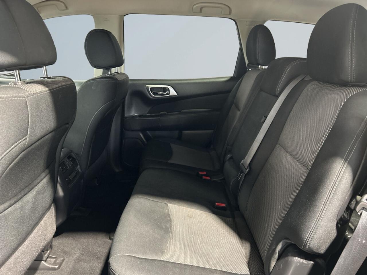 2017 Nissan Pathfinder 7 Seater / Extra Set of Winters / Back-Up Camera / Photo