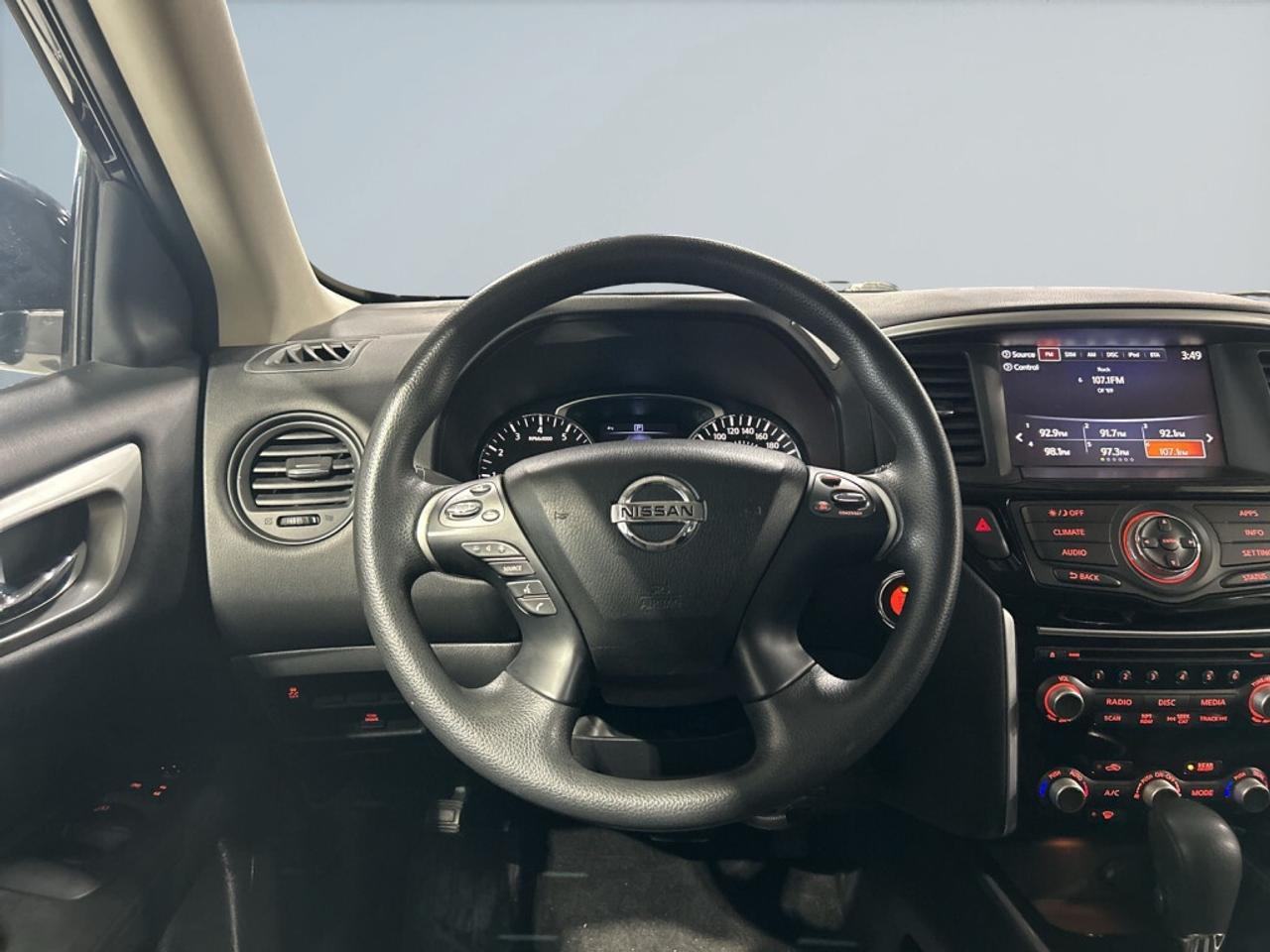 2017 Nissan Pathfinder 7 Seater / Extra Set of Winters / Back-Up Camera / Photo