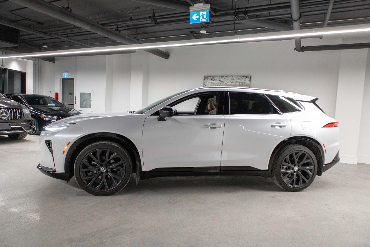 2025 Toyota Crown Signia Limited AWD Photo2