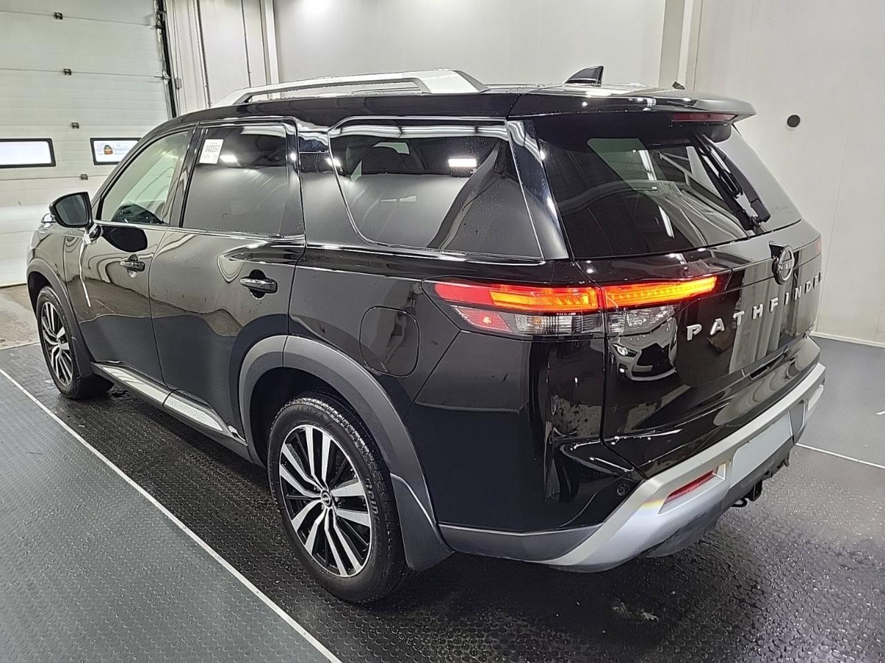 2025 Nissan Pathfinder Platinum Photo