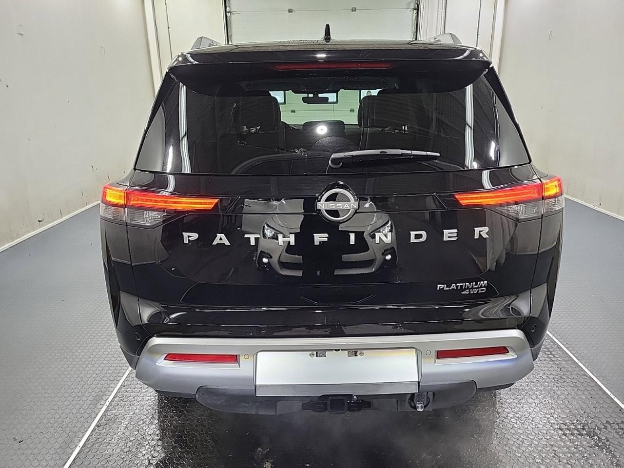 2025 Nissan Pathfinder Platinum Photo