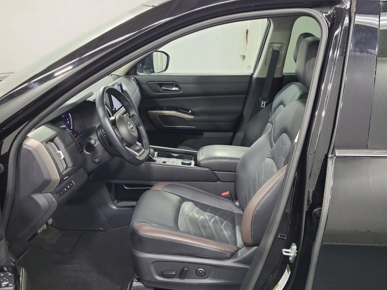 2025 Nissan Pathfinder Platinum Photo