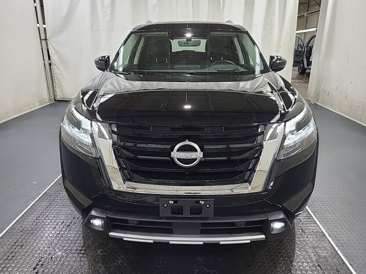 2025 Nissan Pathfinder Platinum Photo