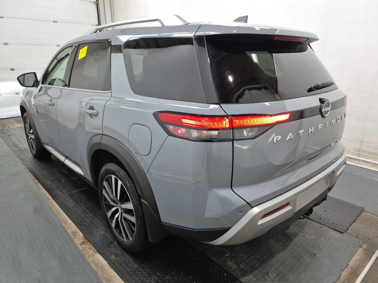 2025 Nissan Pathfinder Platinum Photo