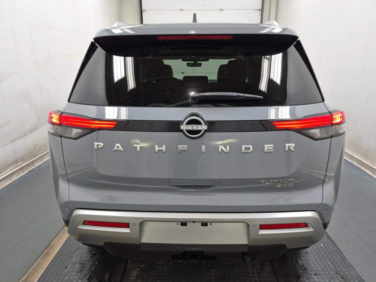 2025 Nissan Pathfinder Platinum Photo3