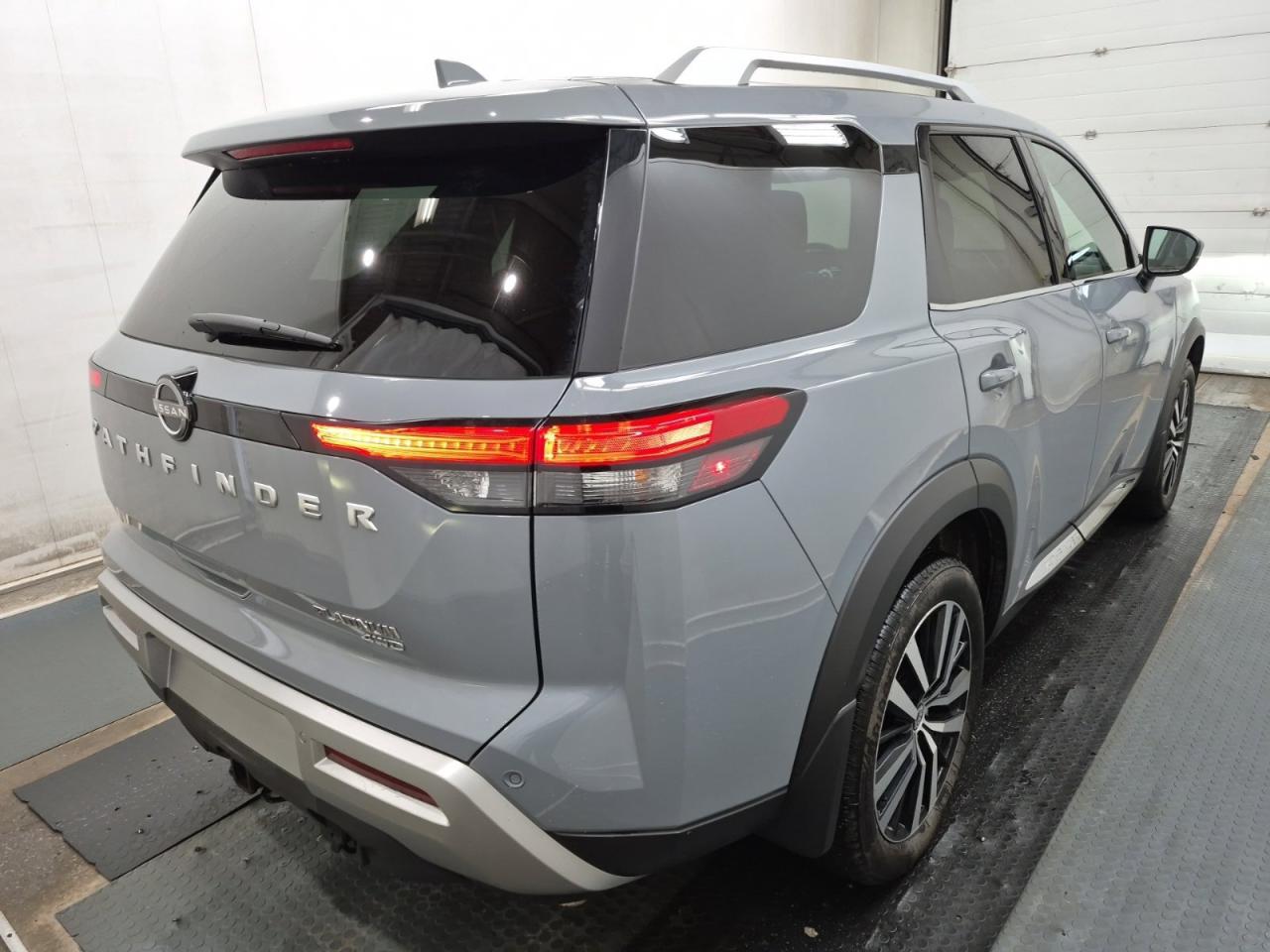 2025 Nissan Pathfinder Platinum Photo