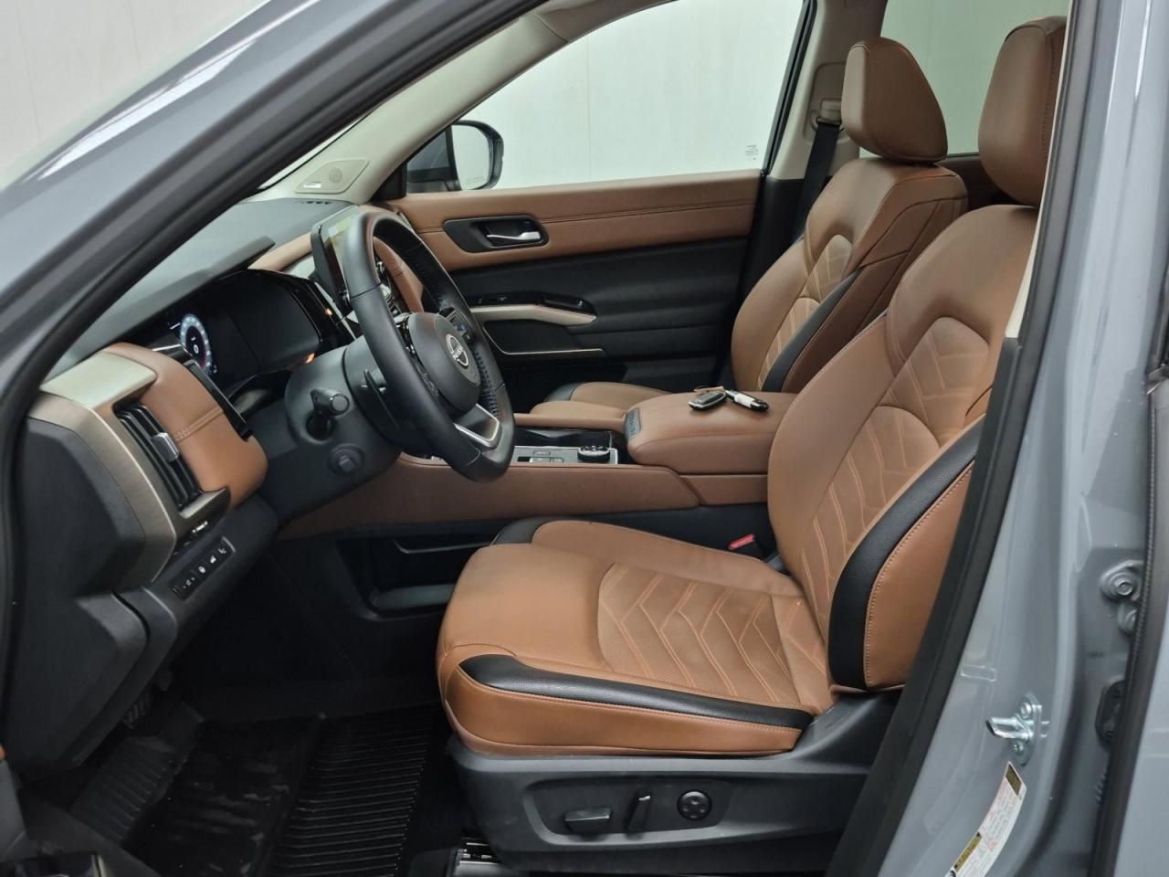 2025 Nissan Pathfinder Platinum Photo