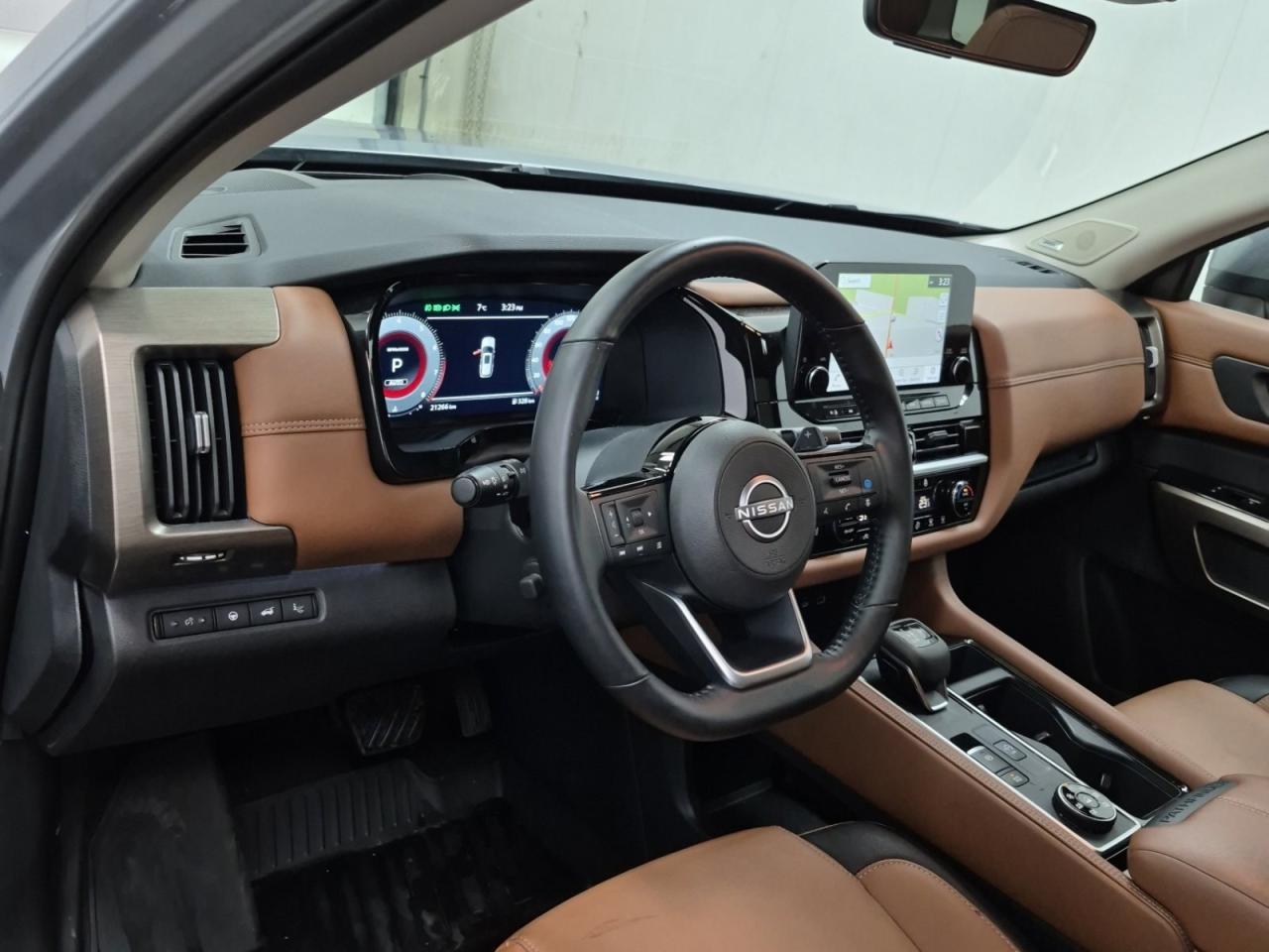 2025 Nissan Pathfinder Platinum Photo