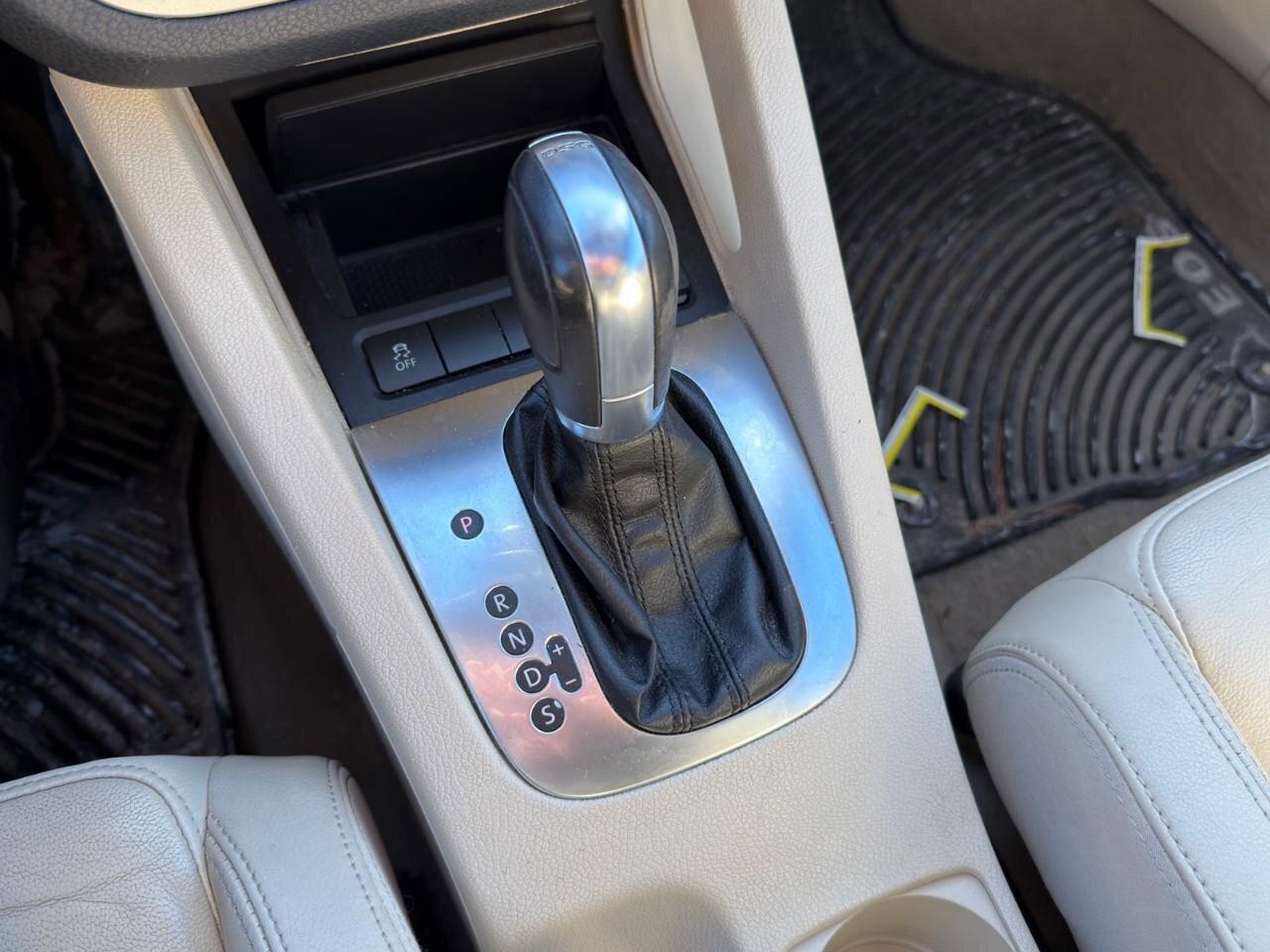 2013 Volkswagen Eos HighlineCERTIFIED AS-TRADED, SUNROOF/HARDTOP CONVE Photo