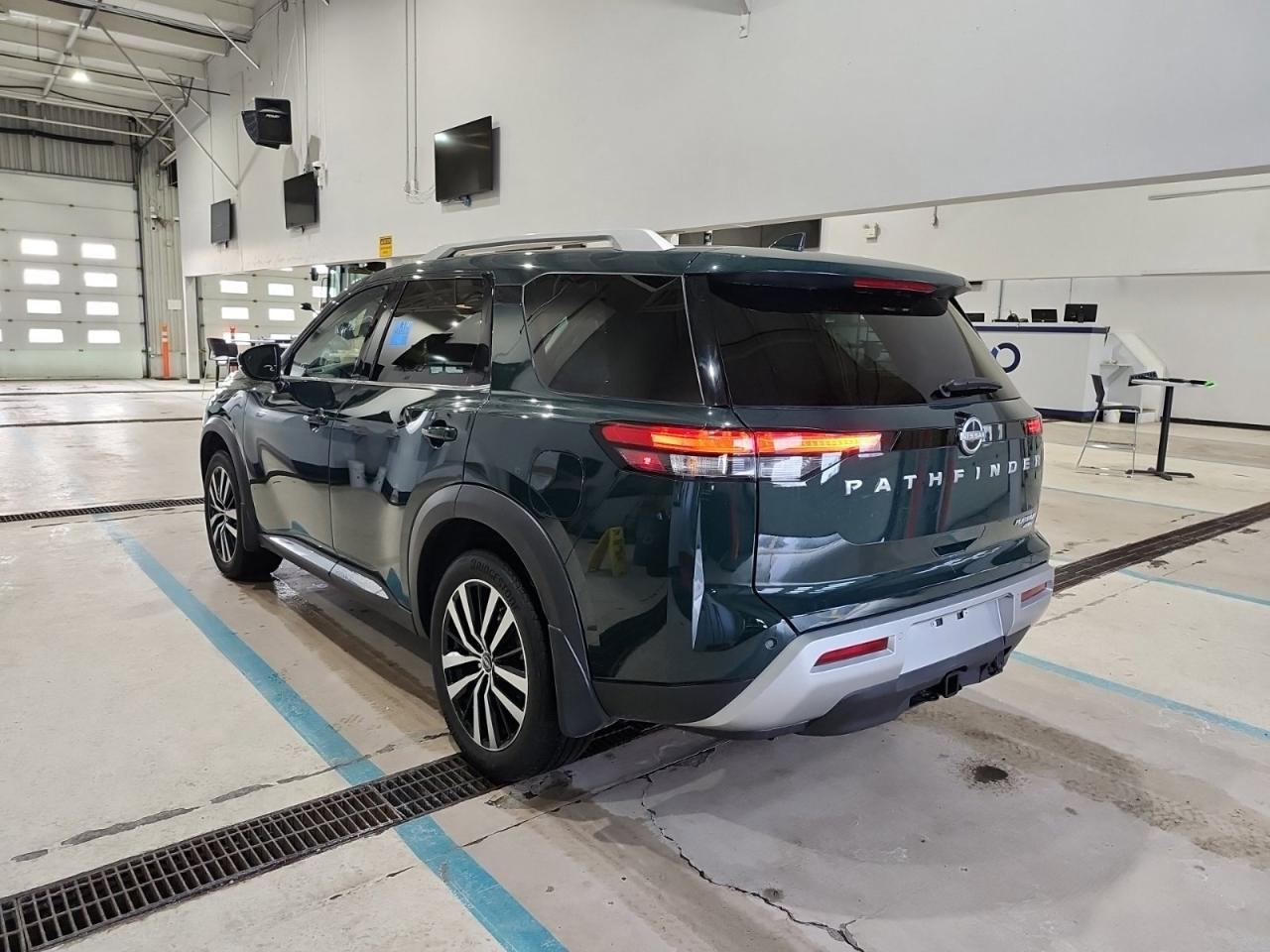 2025 Nissan Pathfinder Platinum Photo2