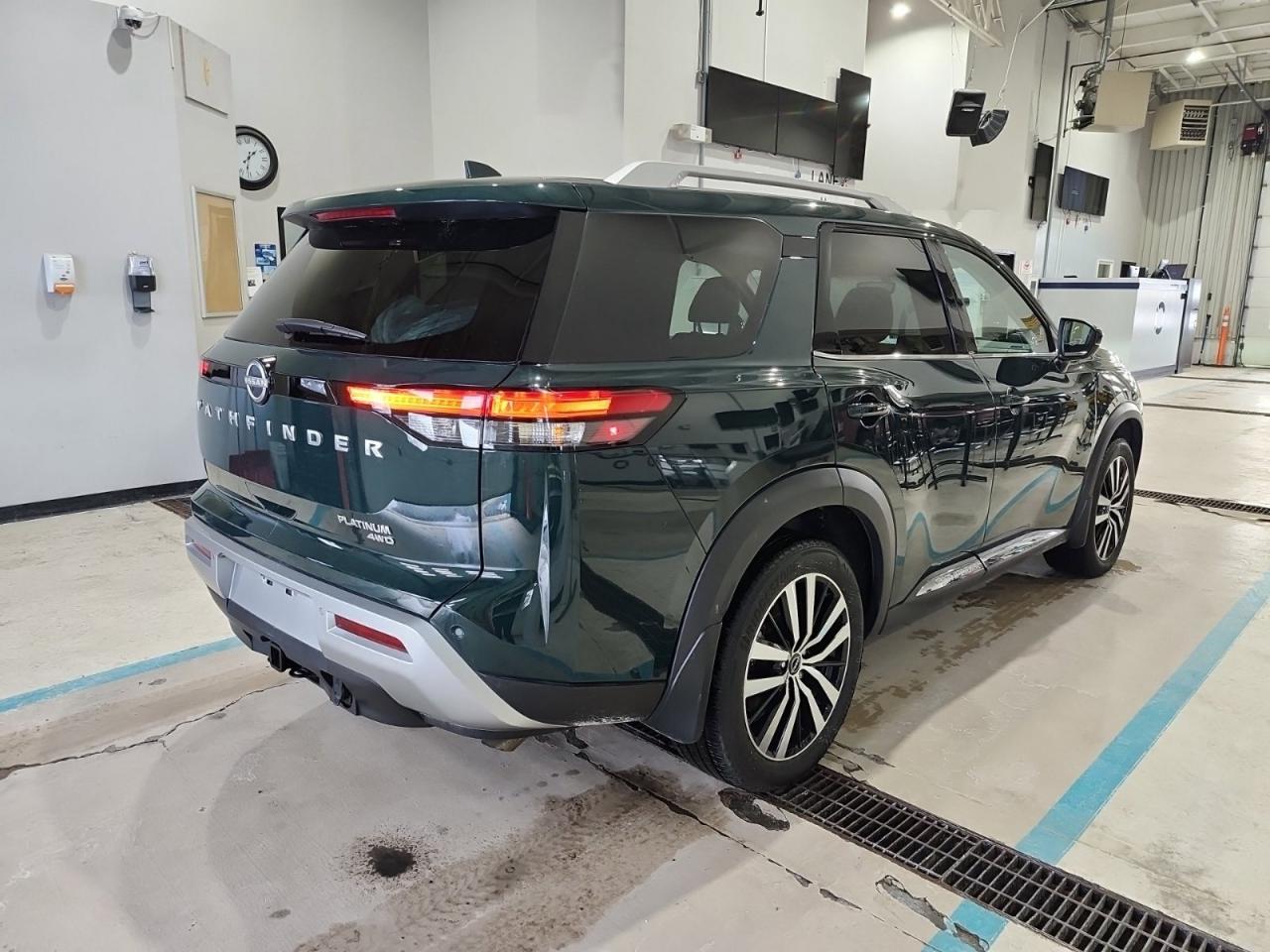 2025 Nissan Pathfinder Platinum Photo