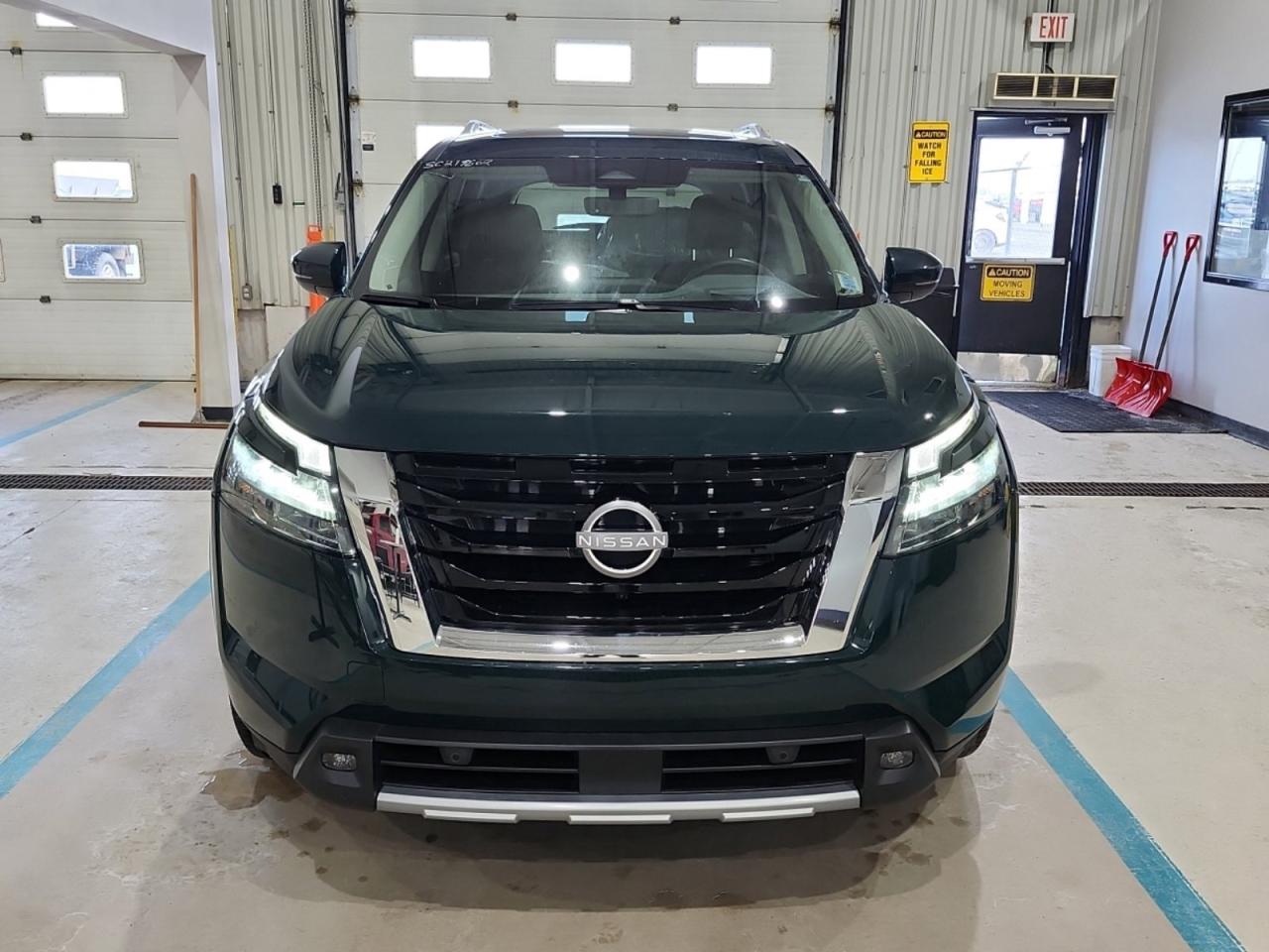 2025 Nissan Pathfinder Platinum Photo