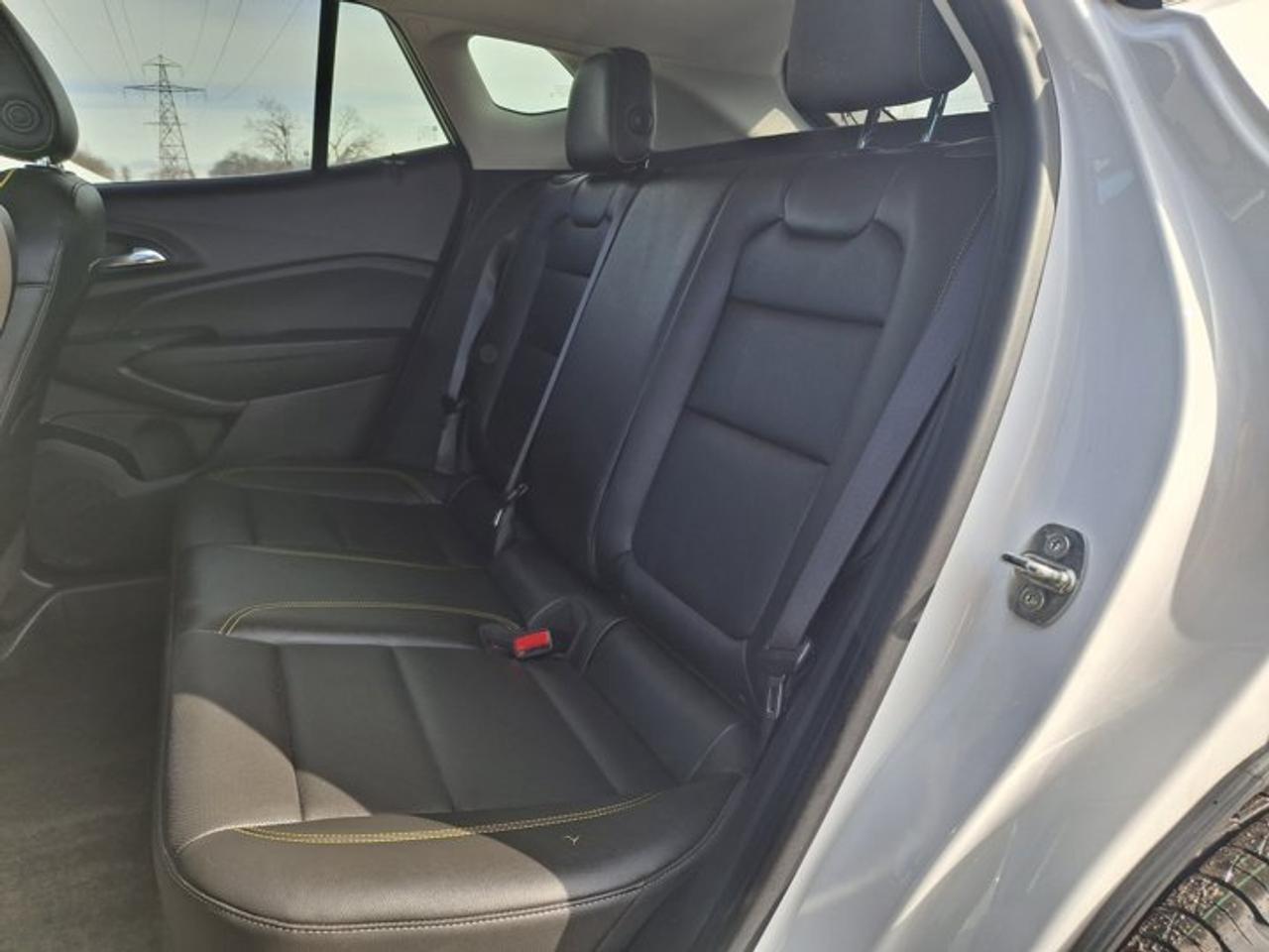 2024 Chevrolet Trax ACTIV | Leather | Sunroof | Heated Wheel + Seats | CarPlay + Android | Rear Camera and More ! Photo