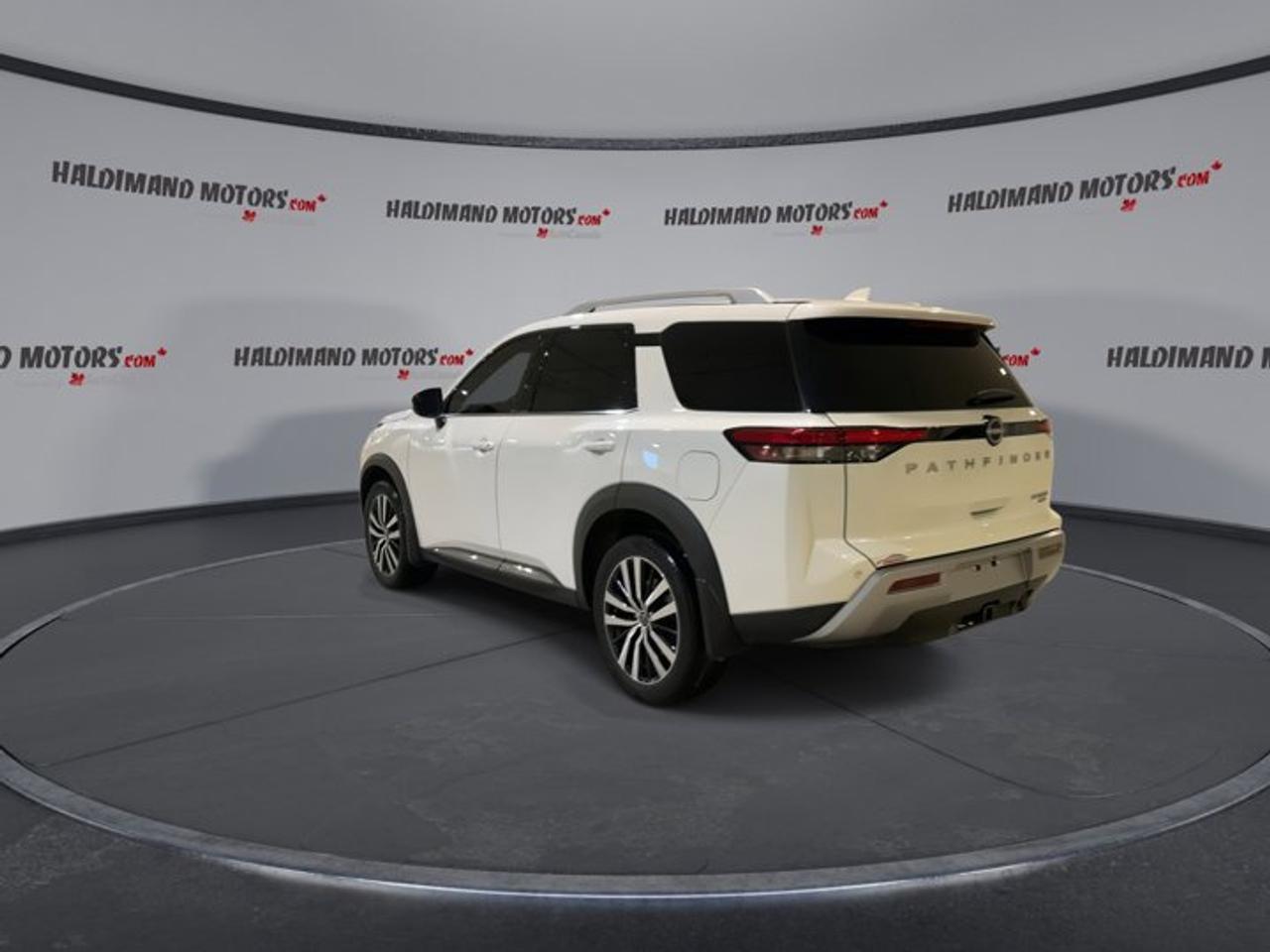 2024 Nissan Pathfinder Pathfinder Platinum 4X4 | 7 Passenger | Photo