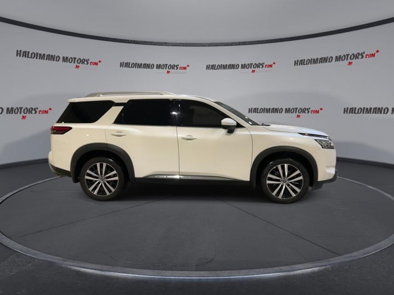 2024 Nissan Pathfinder Pathfinder Platinum 4X4 | 7 Passenger | Photo