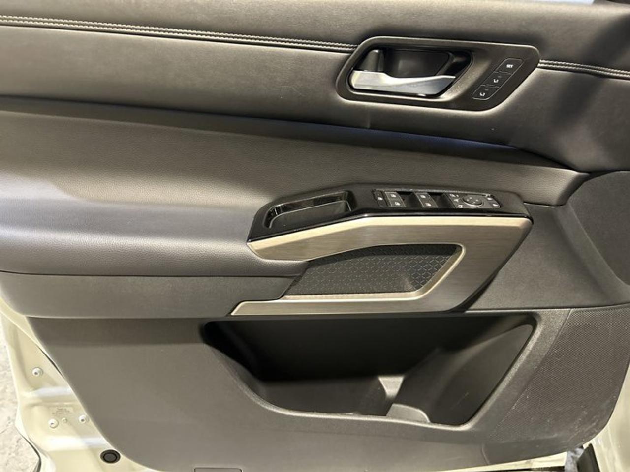 2024 Nissan Pathfinder Pathfinder Platinum 4X4 | 7 Passenger | Photo