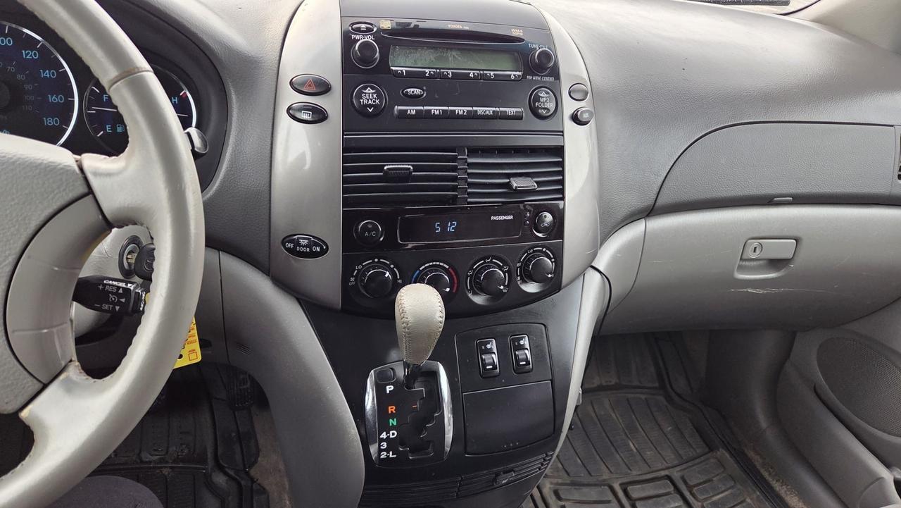 2009 Toyota Sienna LE, LEATHER, UNDERCOATED, WELL MAINTAINED Photo