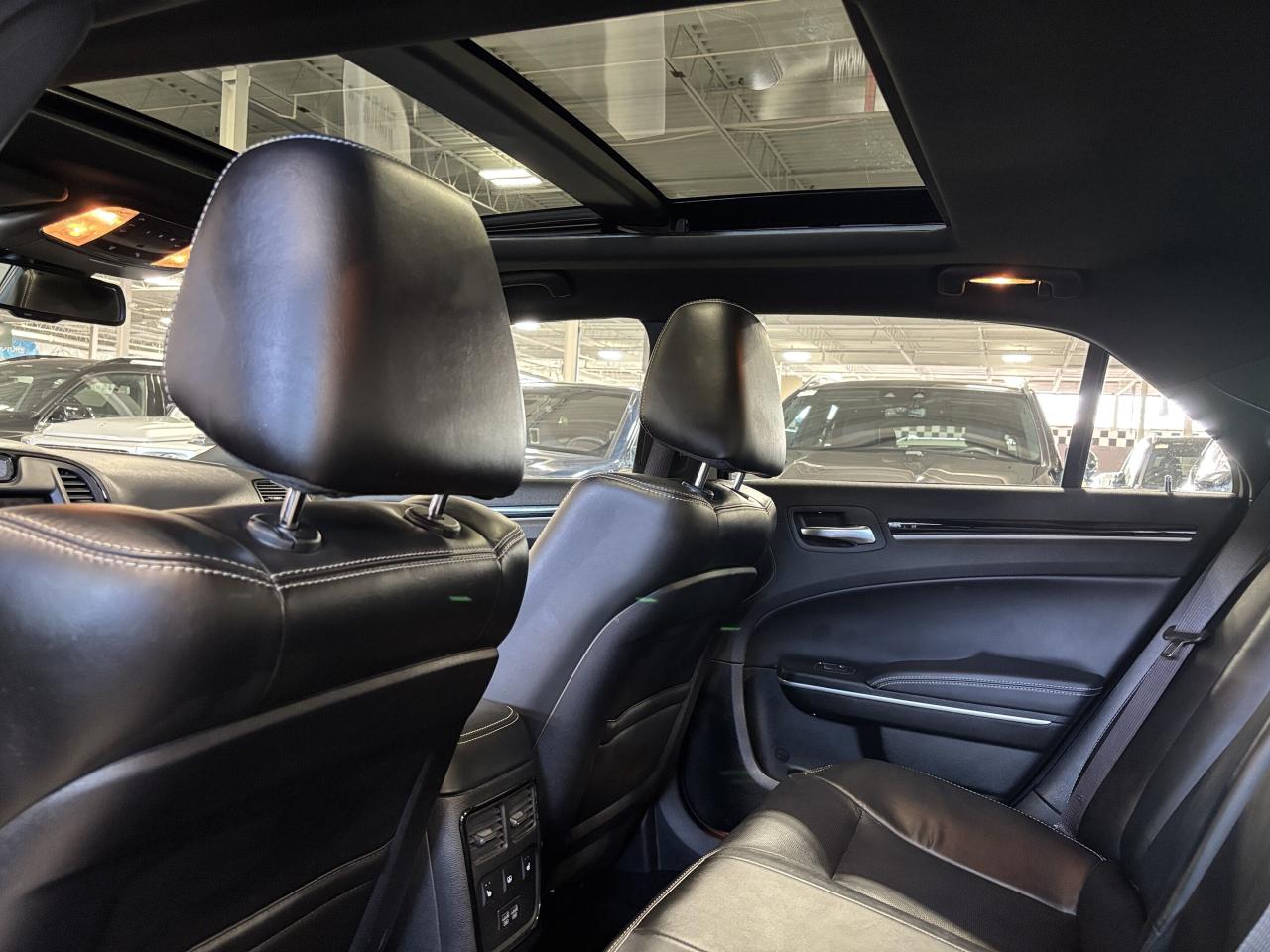 2022 Chrysler 300 300S|AWD|NAV|LEATHER|PANOROOF|ALPINEAUDIO|SPORT|++ Photo