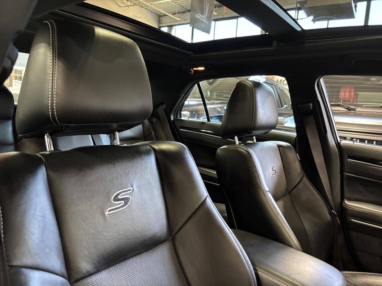 2022 Chrysler 300 300S|AWD|NAV|LEATHER|PANOROOF|ALPINEAUDIO|SPORT|++ Photo