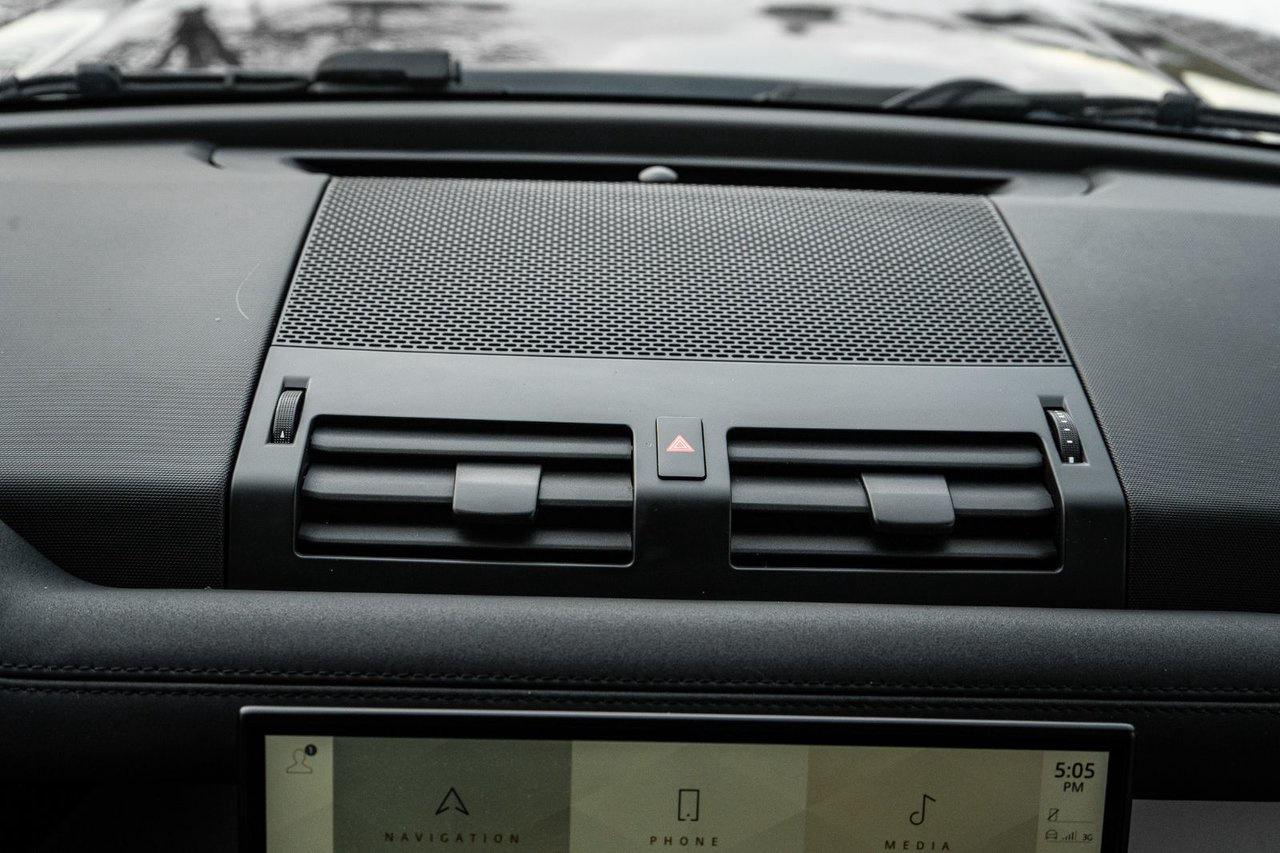 2022 Land Rover Defender SE Photo