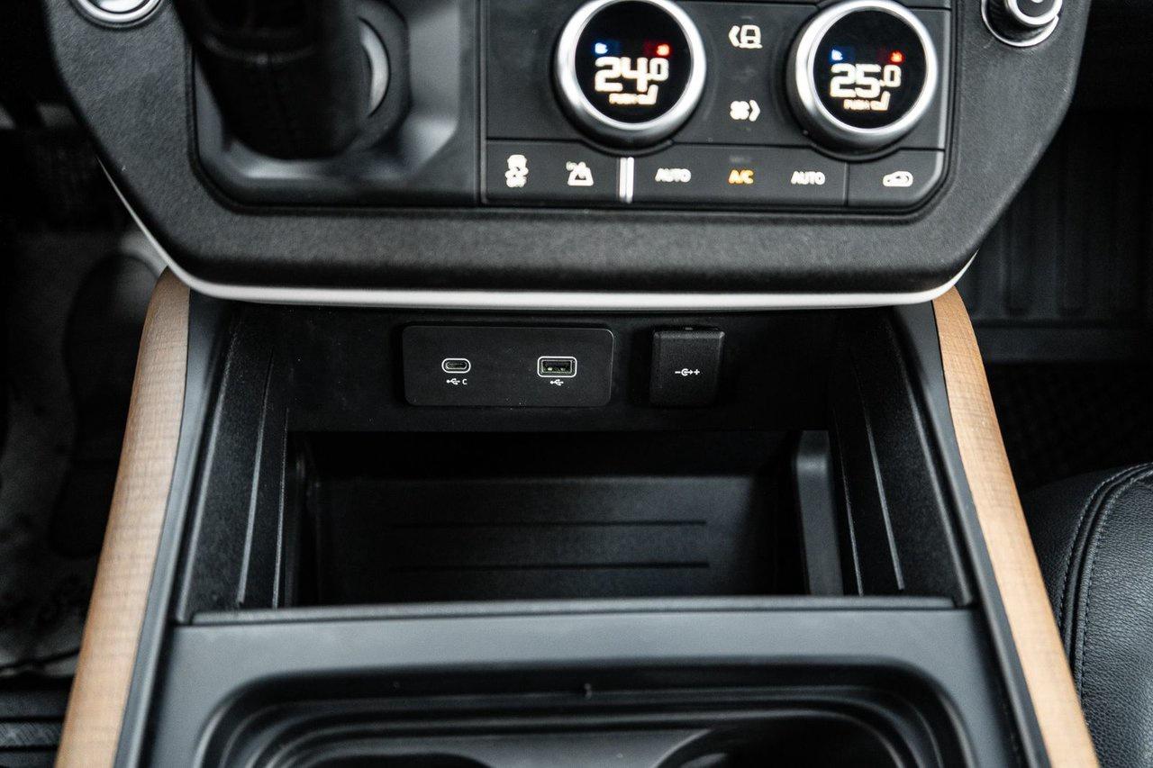 2022 Land Rover Defender SE Photo