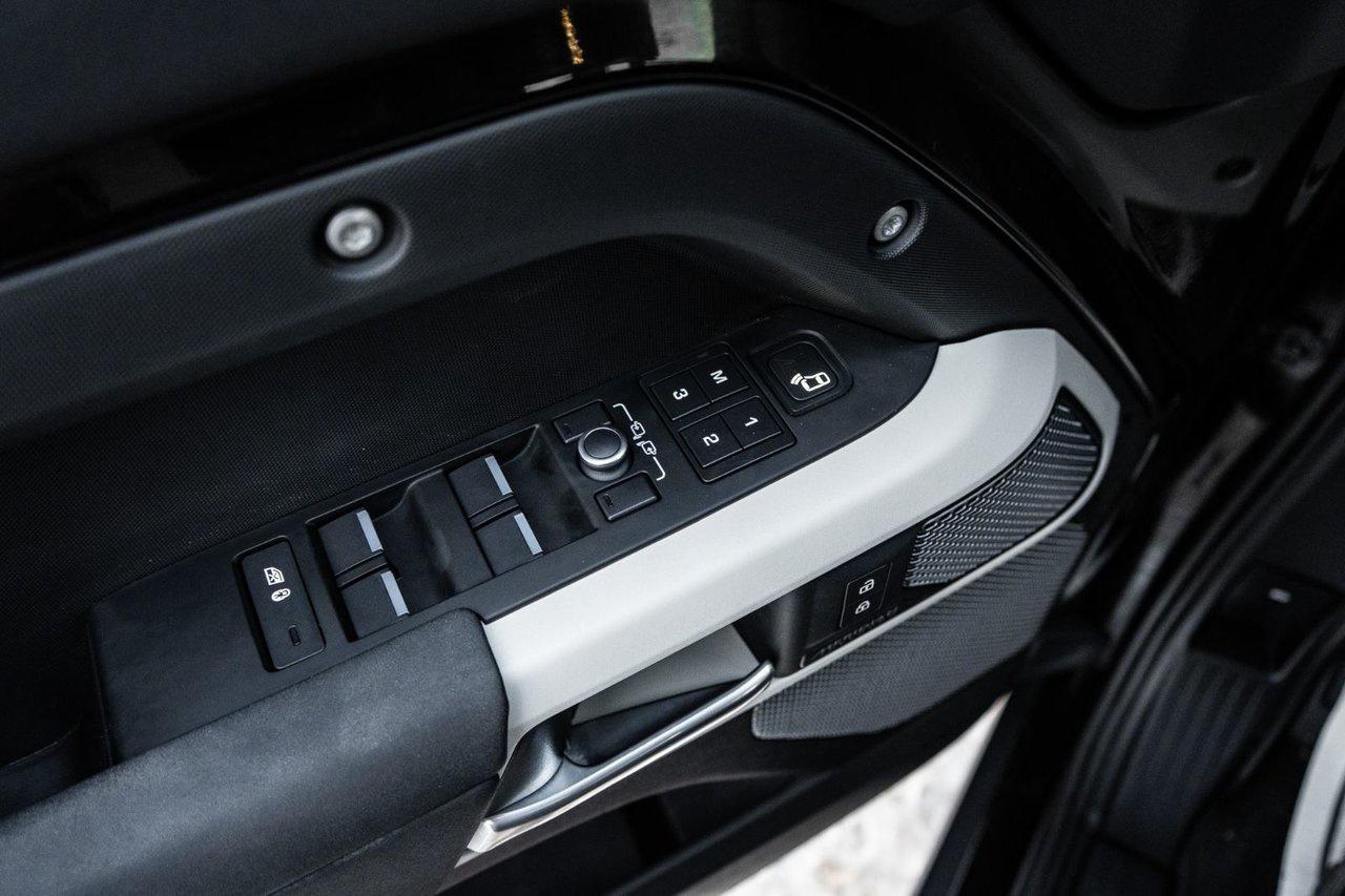 2022 Land Rover Defender SE Photo