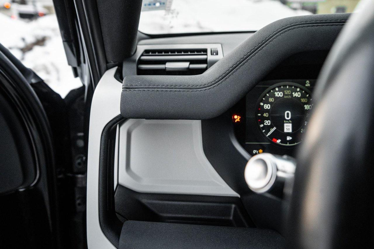 2022 Land Rover Defender SE Photo