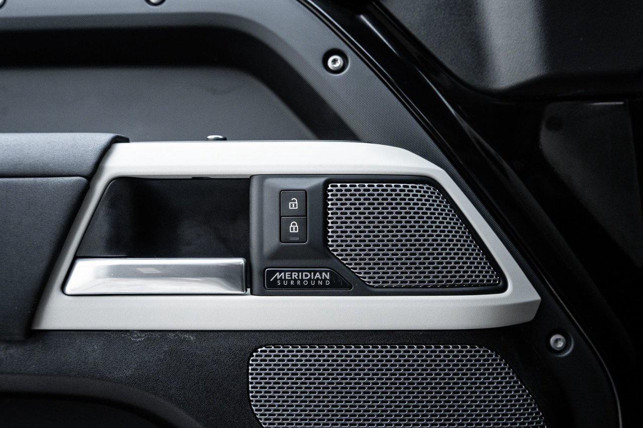 2022 Land Rover Defender SE Photo