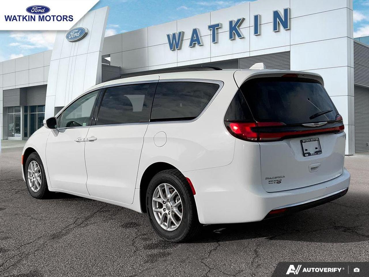 2022 Chrysler Pacifica Touring L Photo2