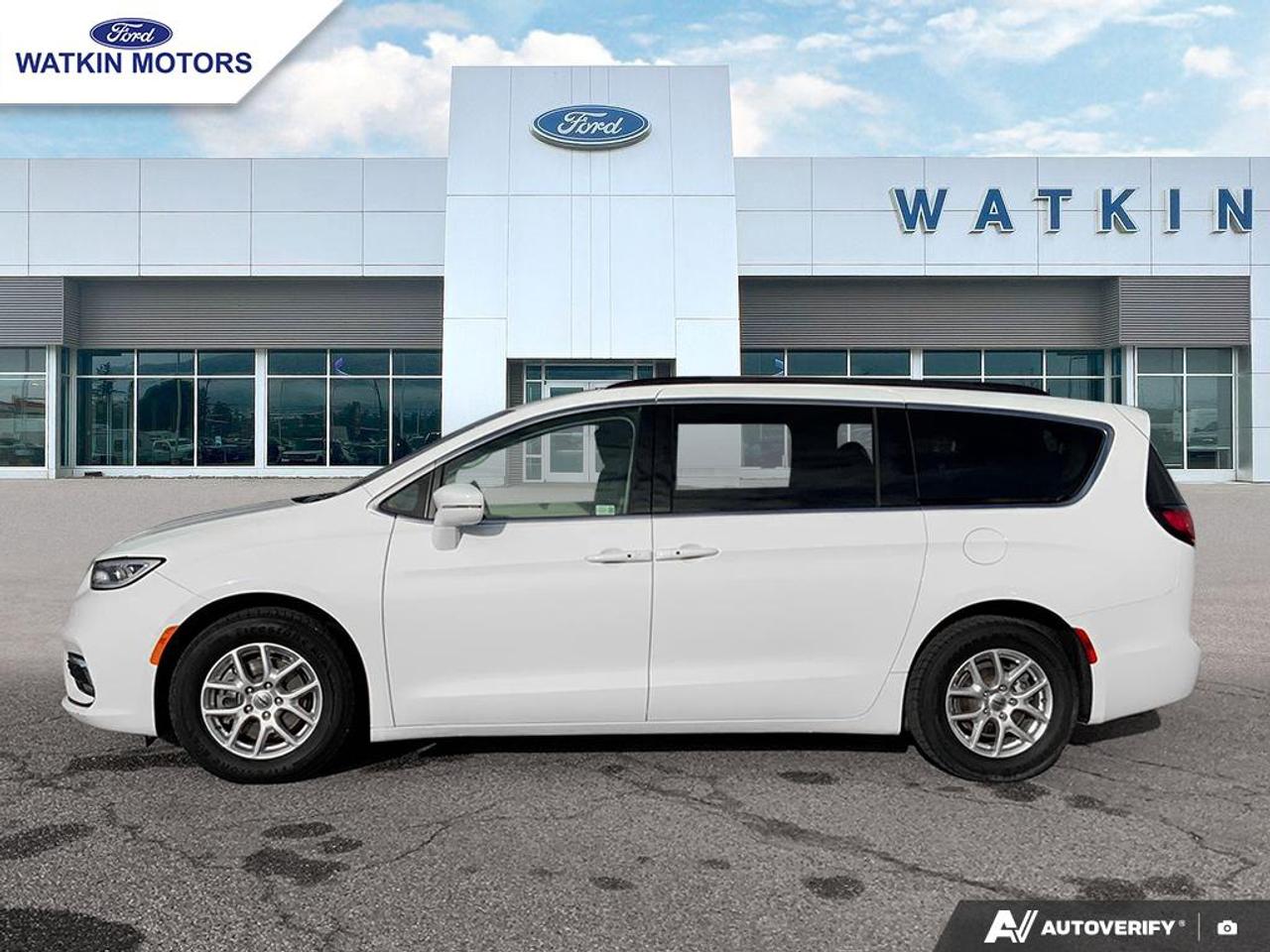 2022 Chrysler Pacifica Touring L Photo1