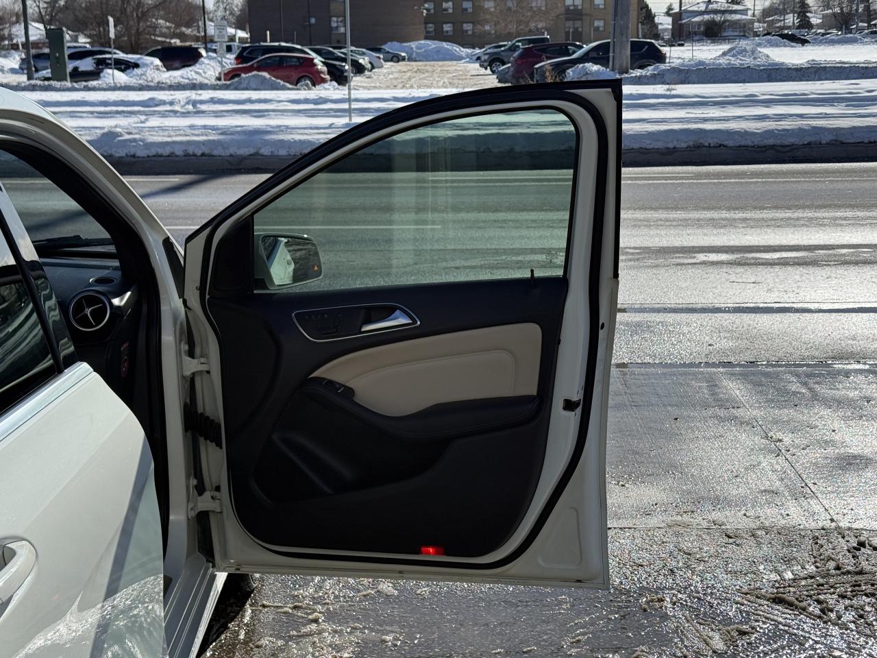 2014 Mercedes-Benz B-Class B250 | PREMIUM | PANO | BACK UP CAMERA Photo