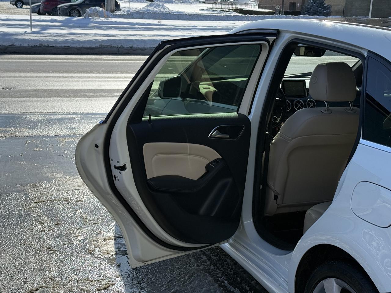 2014 Mercedes-Benz B-Class B250 | PREMIUM | PANO | BACK UP CAMERA Photo