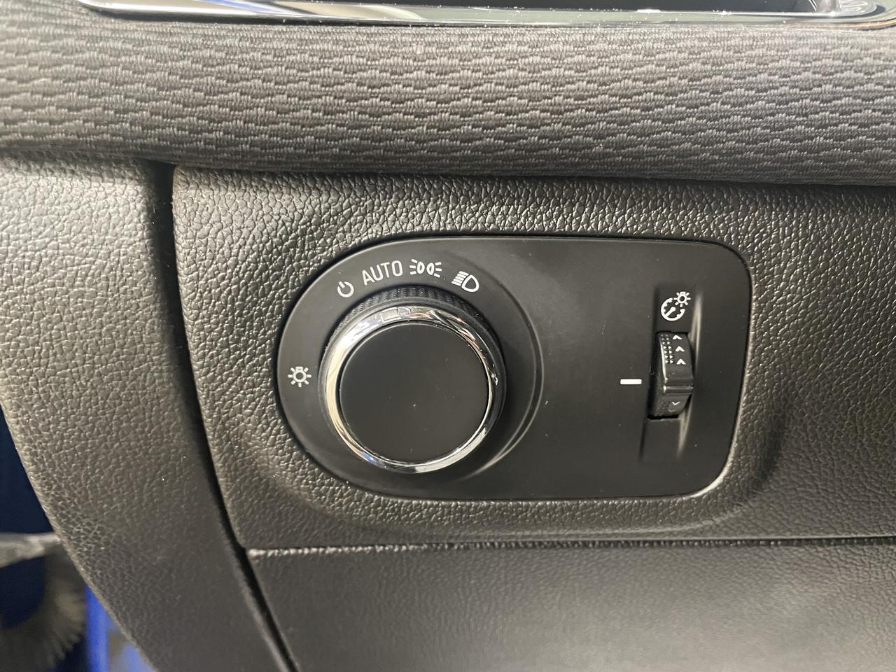 2017 Chevrolet Cruze LT | SUNROOF | POWER SEATS | HEATED SEATS Photo