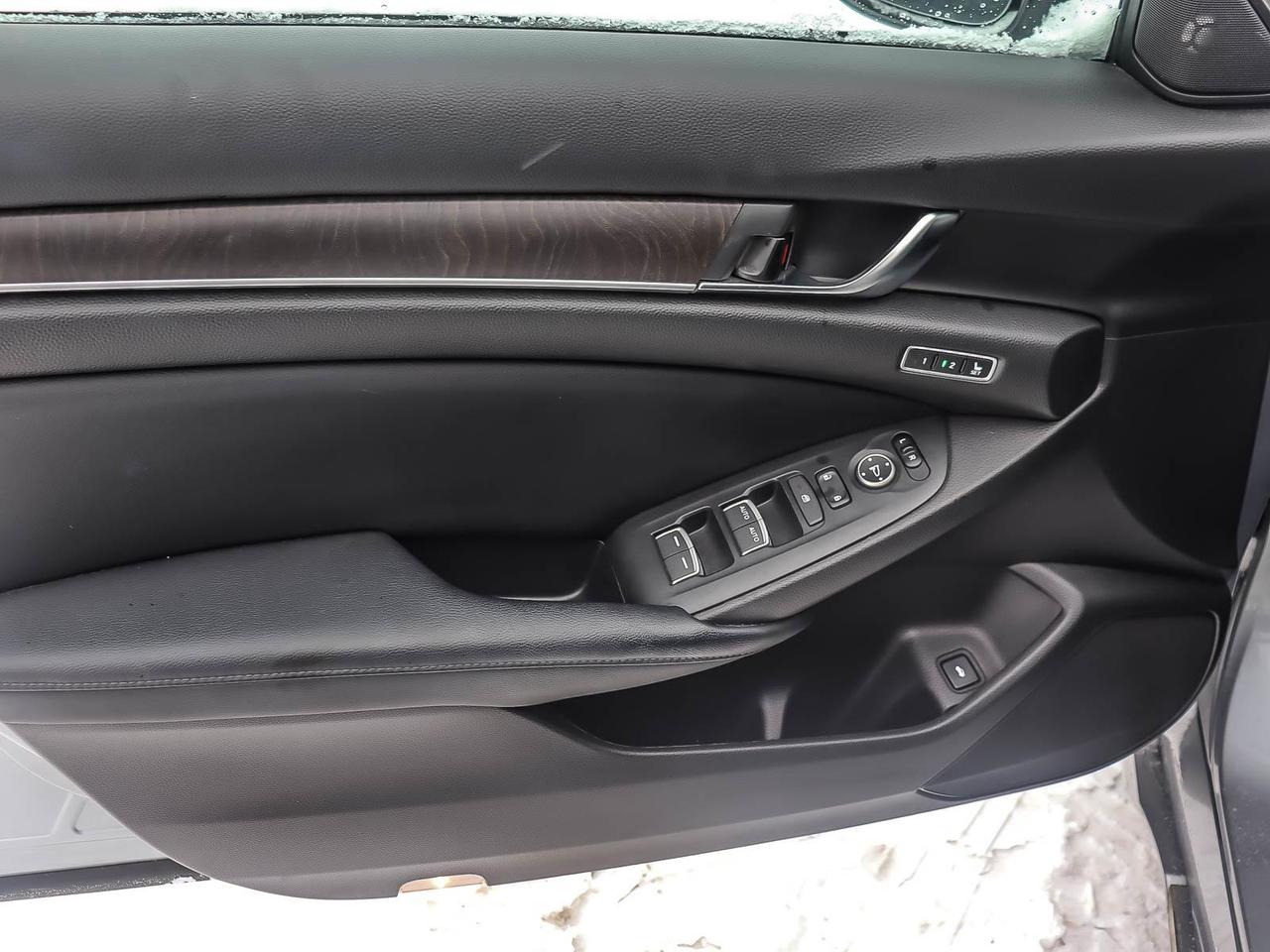 2018 Honda Accord Touring CVT Photo