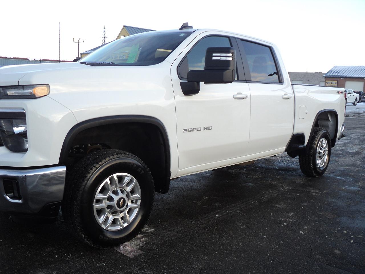 2025 Chevrolet Silverado 2500 LT CrewCab4WD 6.6L8cylDiesel6'10"BoxNavHeatedSeats Photo