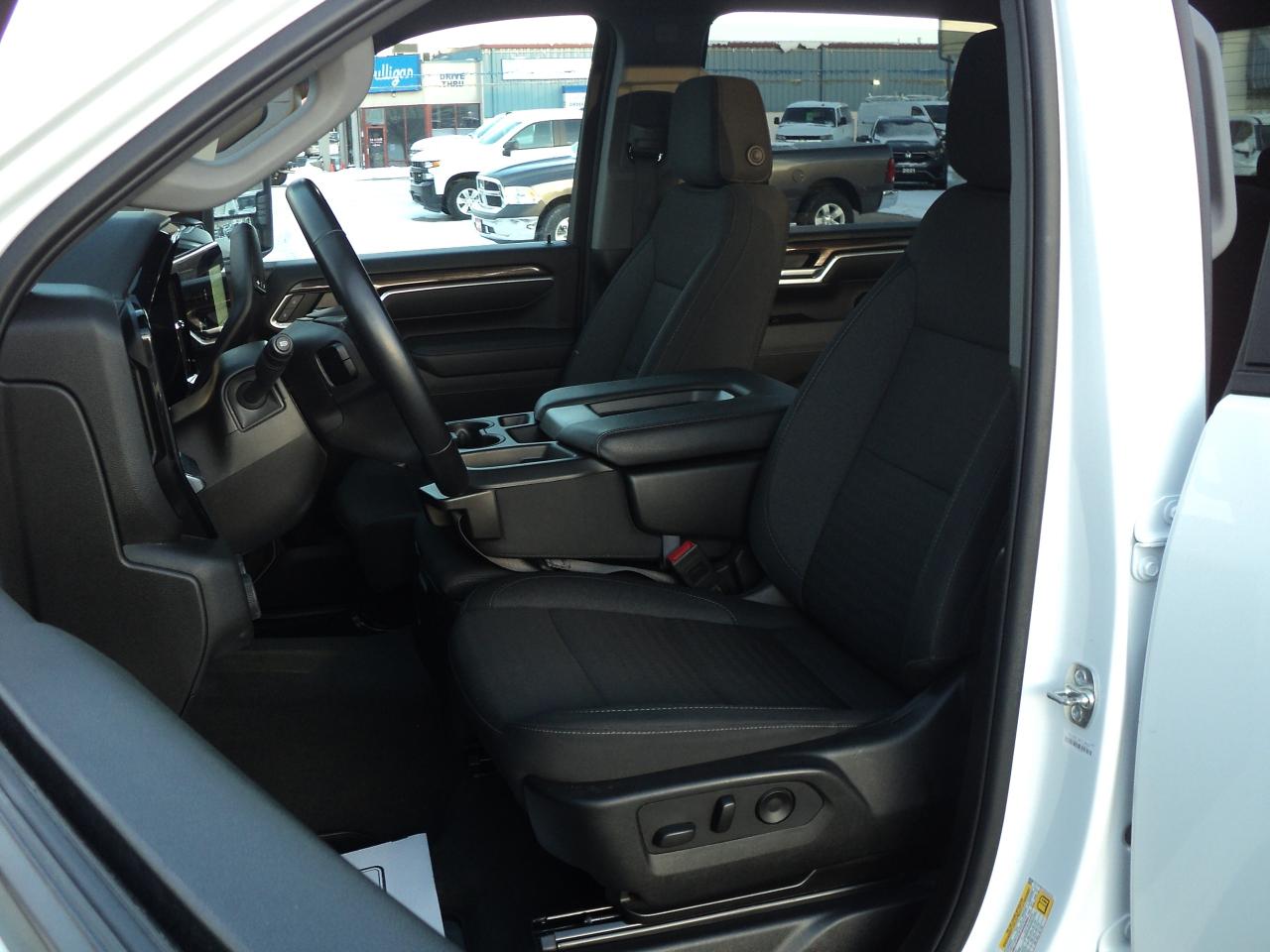 2025 Chevrolet Silverado 2500 LT CrewCab4WD 6.6L8cylDiesel6'10"BoxNavHeatedSeats Photo