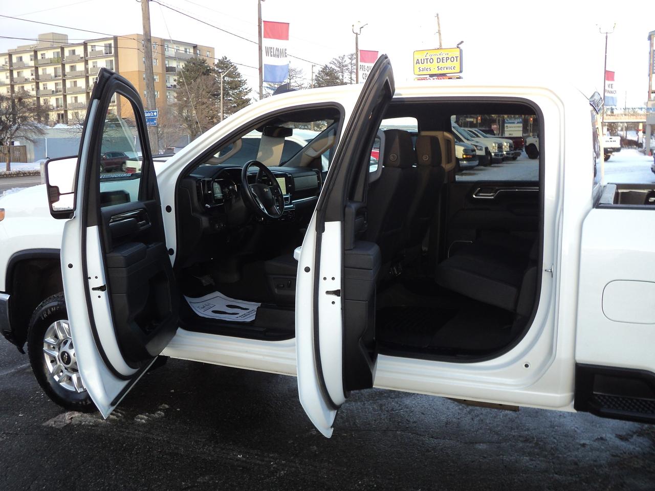 2025 Chevrolet Silverado 2500 LT CrewCab4WD 6.6L8cylDiesel6'10"BoxNavHeatedSeats Photo
