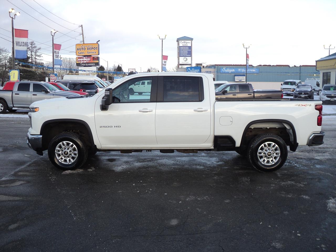 2025 Chevrolet Silverado 2500 LT CrewCab4WD 6.6L8cylDiesel6'10"BoxNavHeatedSeats Photo