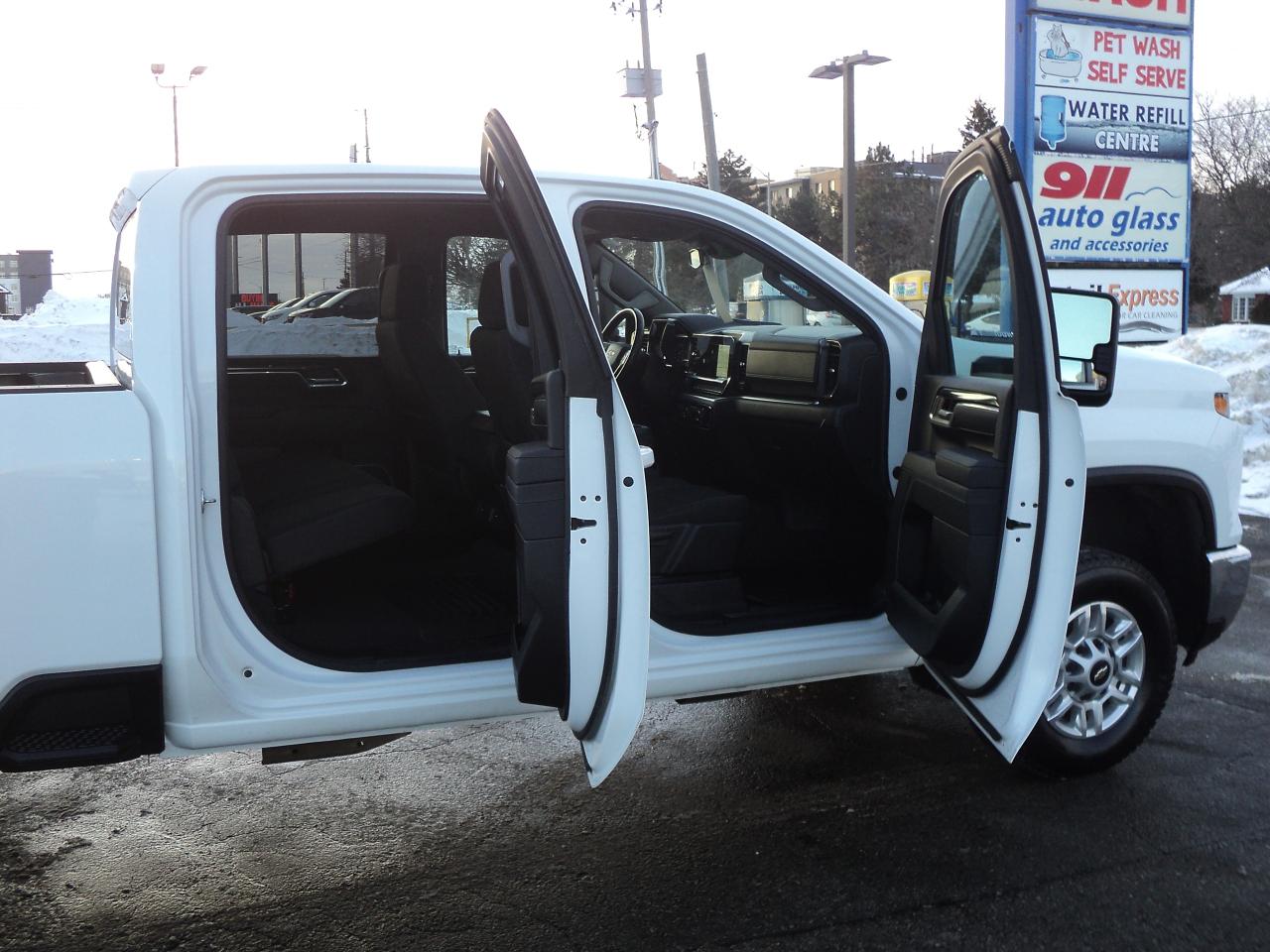 2025 Chevrolet Silverado 2500 LT CrewCab4WD 6.6L8cylDiesel6'10"BoxNavHeatedSeats Photo