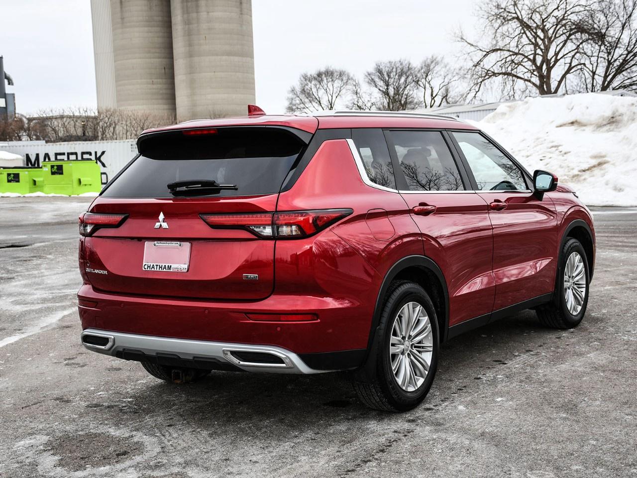 2024 Mitsubishi Outlander LE S-AWC Photo