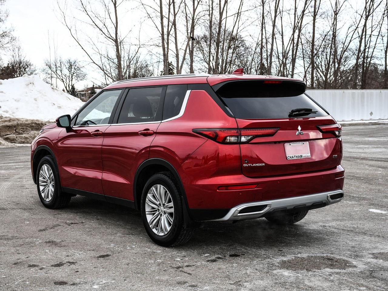 2024 Mitsubishi Outlander LE S-AWC Photo