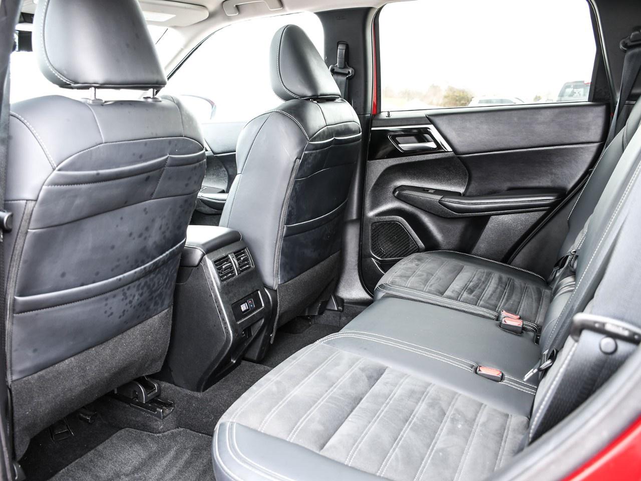 2024 Mitsubishi Outlander LE S-AWC Photo