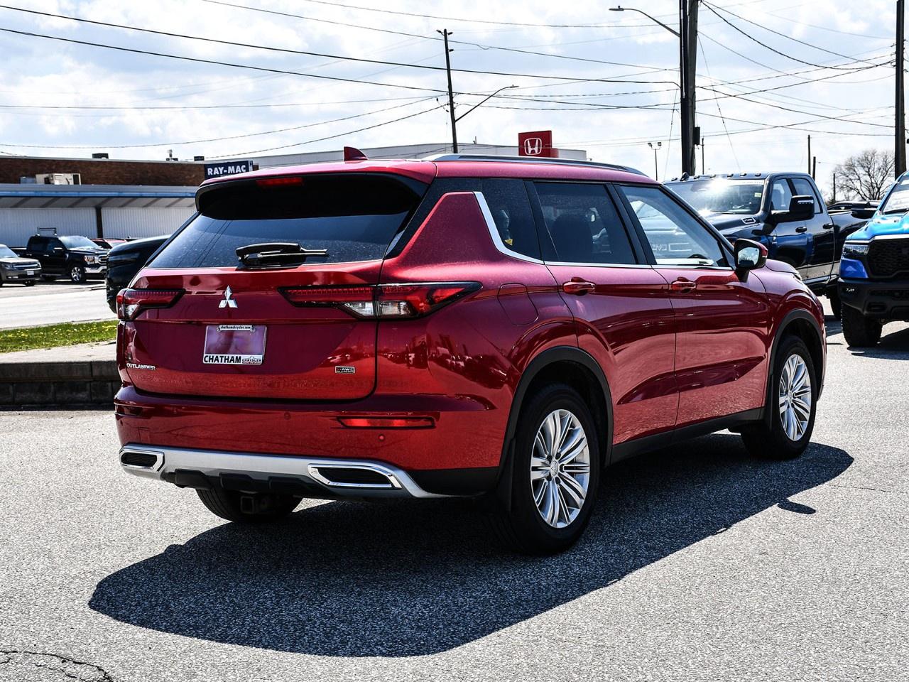 2024 Mitsubishi Outlander LE S-AWC Photo