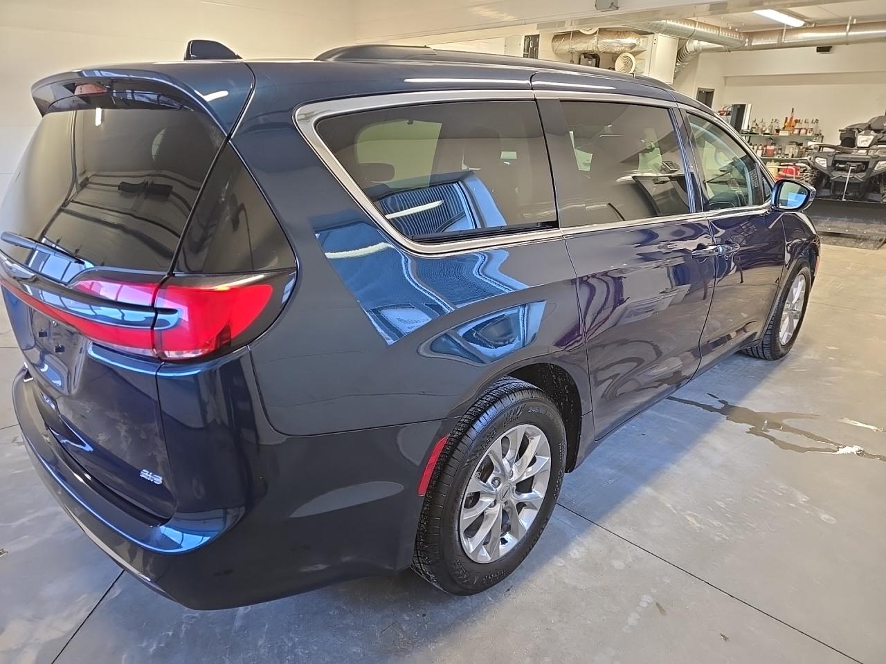 2022 Chrysler Pacifica Touring L Photo3