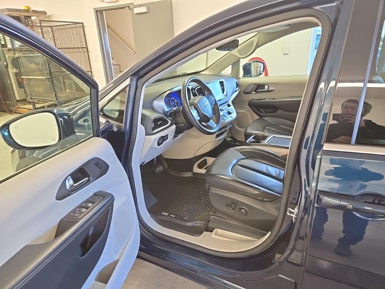 2022 Chrysler Pacifica Touring L Photo