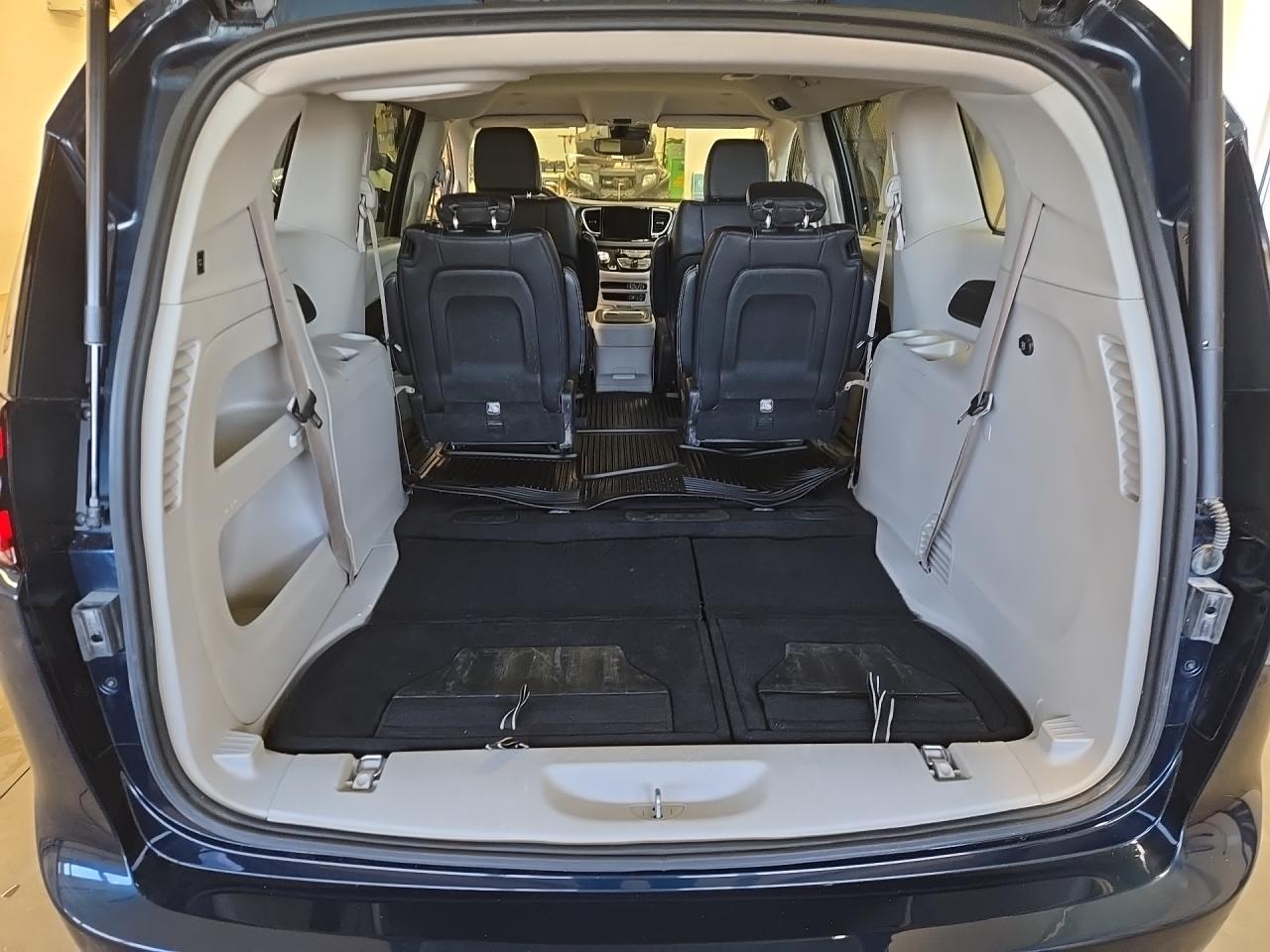 2022 Chrysler Pacifica Touring L Photo