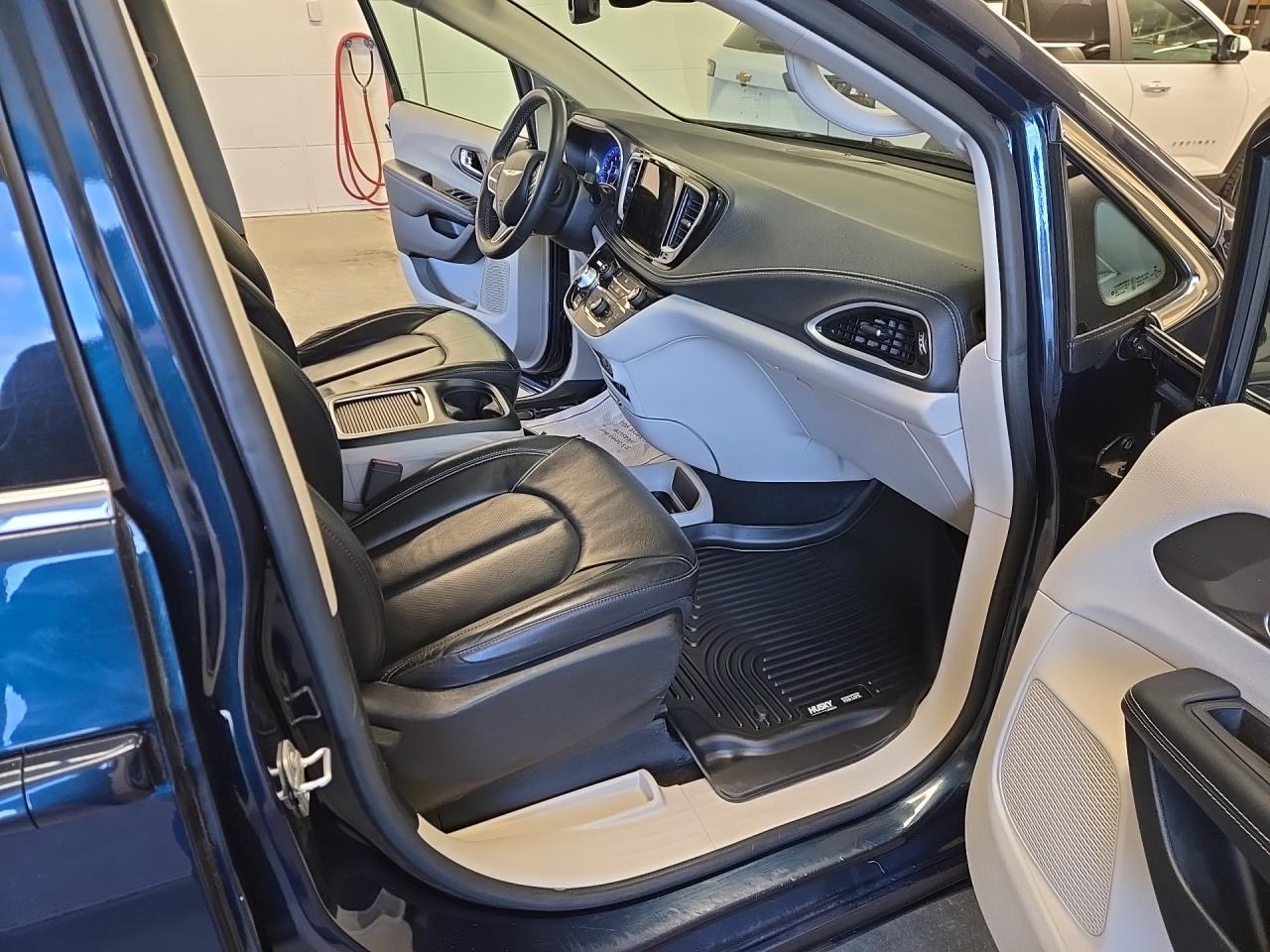 2022 Chrysler Pacifica Touring L Photo