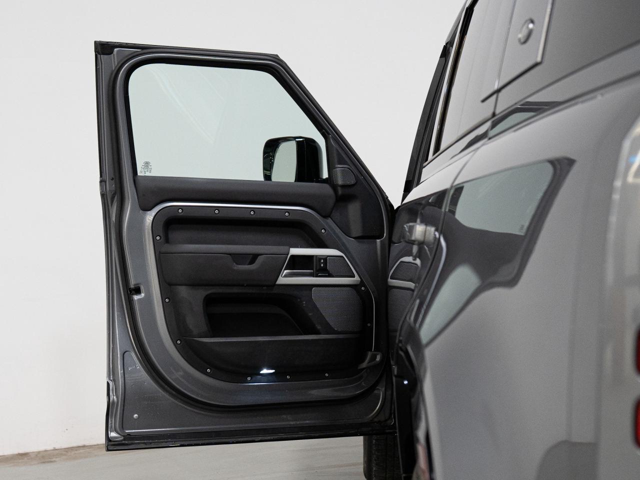 2024 Land Rover Defender 110 | P400 | X-DYNAMIC | PANO | MERIDIAN Photo