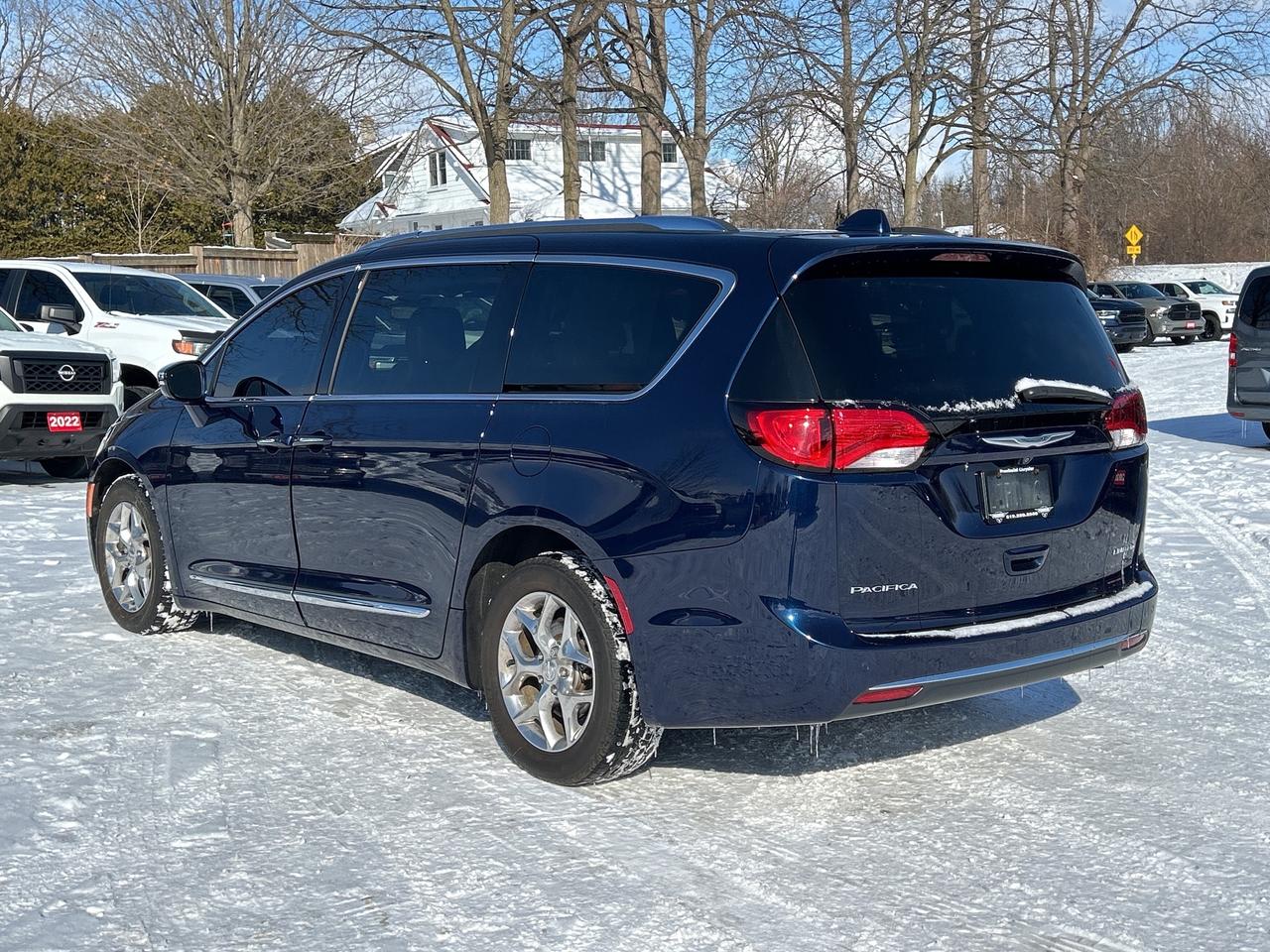 2017 Chrysler Pacifica LIMITED, HEATED LEATHER, REMOTE START, SUNROOF! - Photo #4